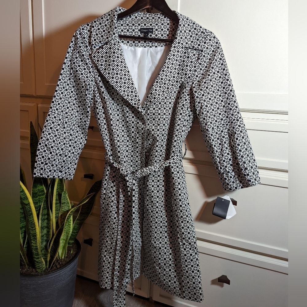 𝅺CHAPTER ONE Geometric black and white trench coat